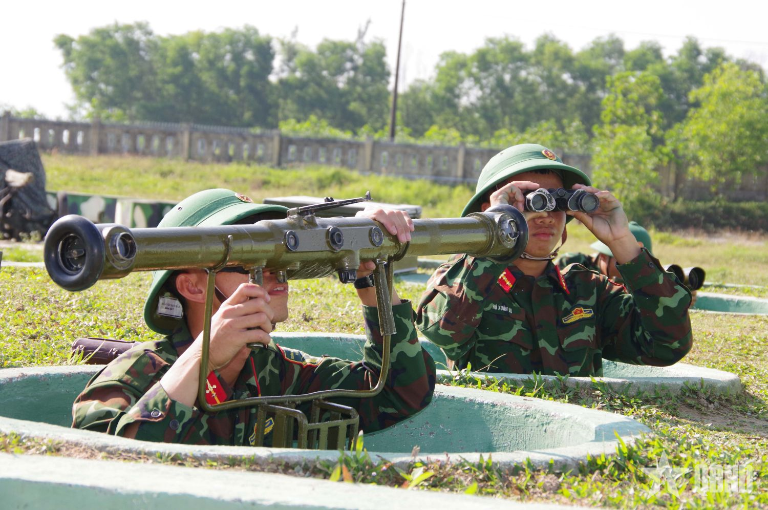 Lính phòng không đón xuân bên tháp pháo